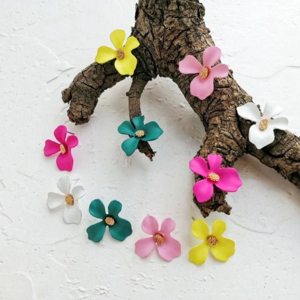 White Resin Flower Stud Earring